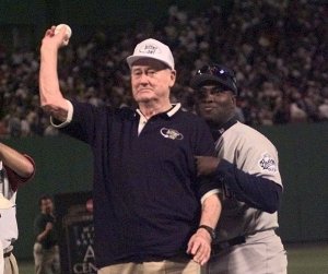 Gwynn with his friend and mentor Ted Williams at the 1999 All Star Game. (www.nytimes.com)